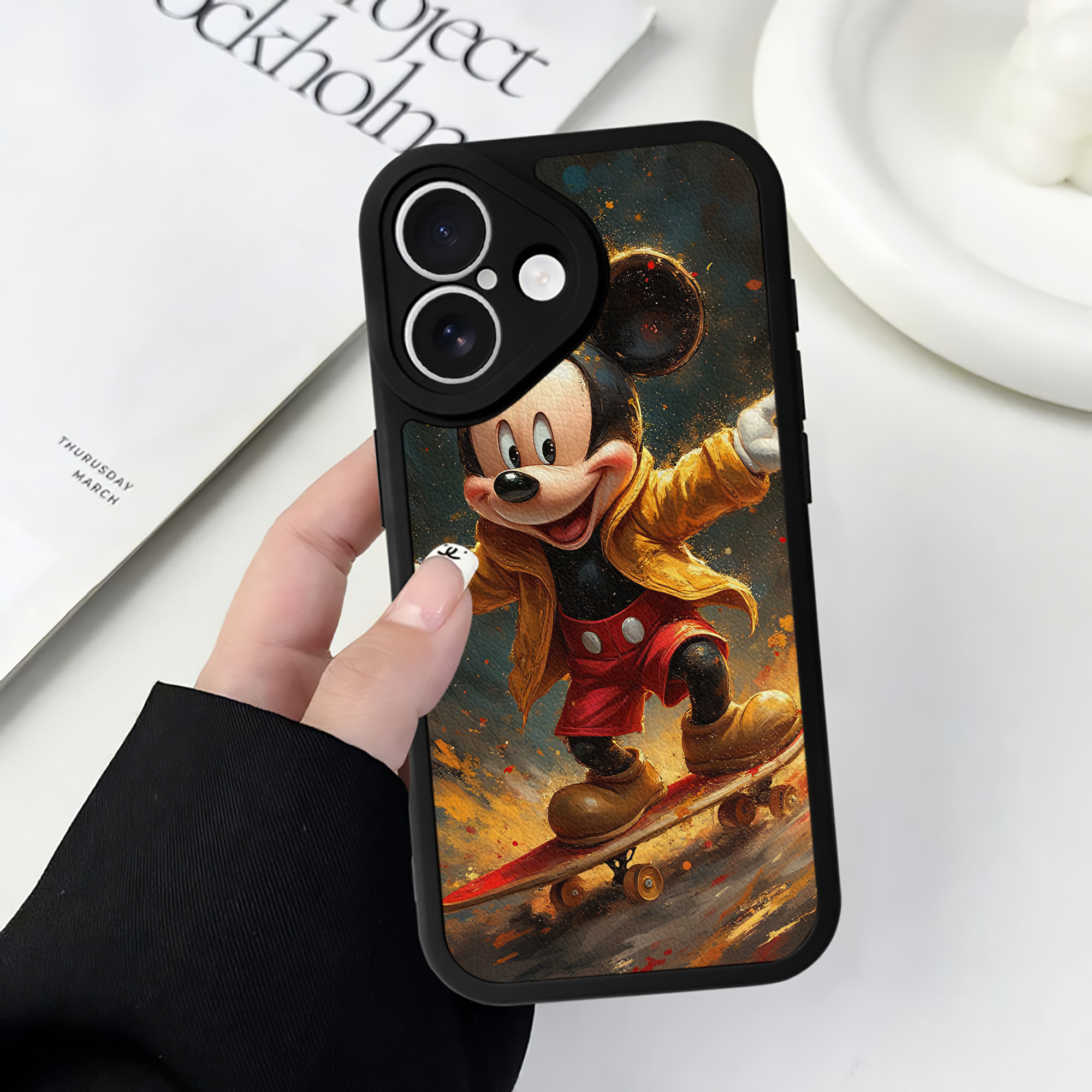 （画像用） ミッキーマウス Mickey Mouse 【iPhone 16シリーズ対応】シリコンスマホケース（レザー調） 材質：シリコン